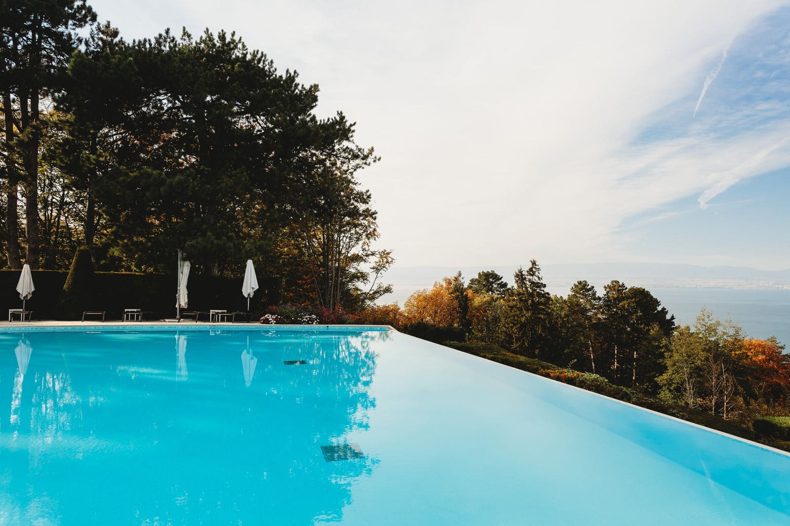 Infinity pool with umbrella-shaded loungers