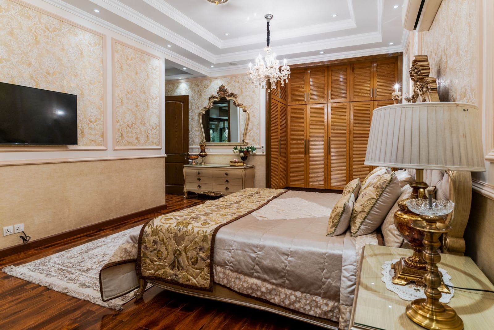 Wide bed in a luxurious hotel bedroom