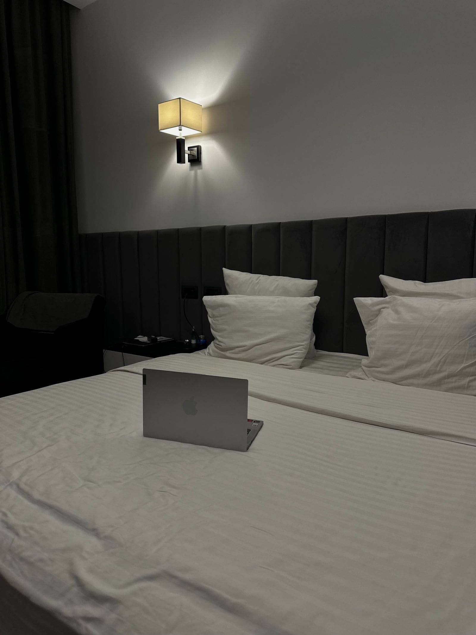 Double bed in a comfortable hotel room